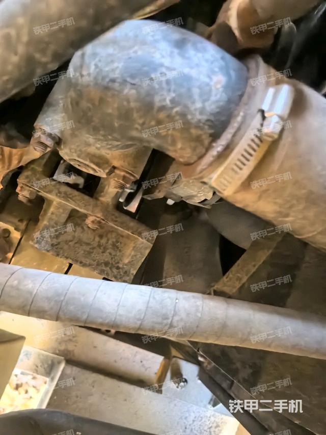 发动机右侧全景（压路机发动机舱）