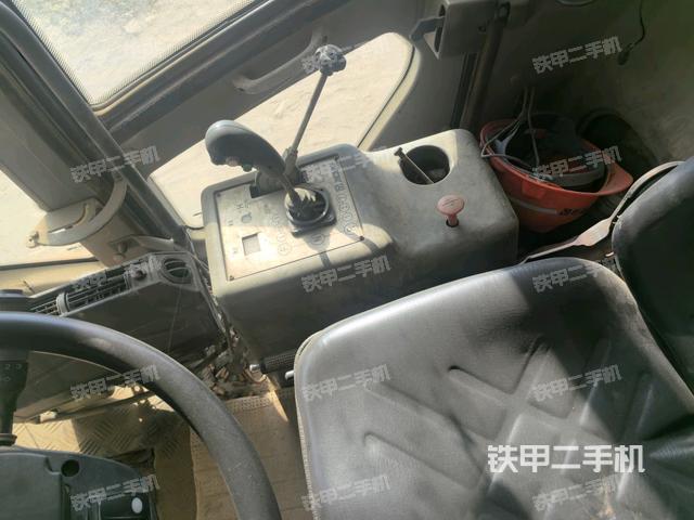 駕駛室側(cè)向上照全景（壓路機(jī)駕駛室）