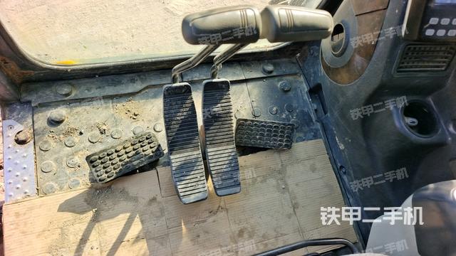 行走控制手柄和踏板 俯拍（驾驶室部分）