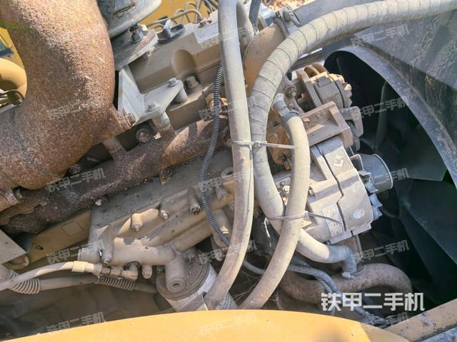 分動箱或變速箱（壓路機(jī)發(fā)動機(jī)艙）