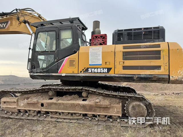 液壓泵艙室正面整體（整機外觀）