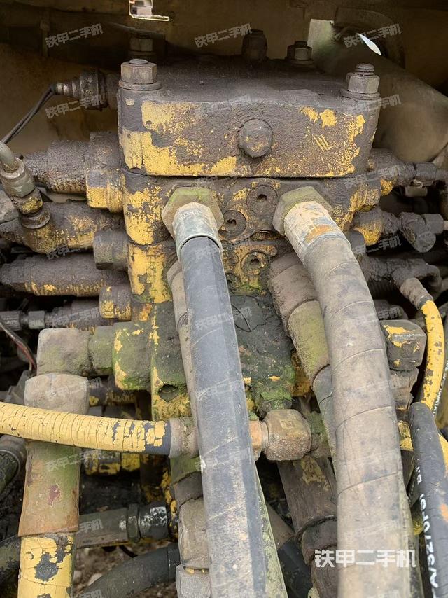 回轉馬達和主控閥（整機外觀）