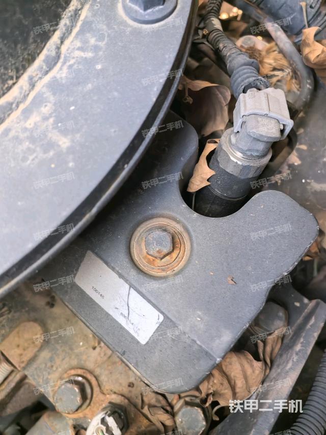 发动机上部全景（压路机发动机舱）