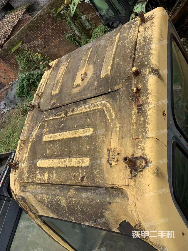 駕駛室頂部（整機外觀）