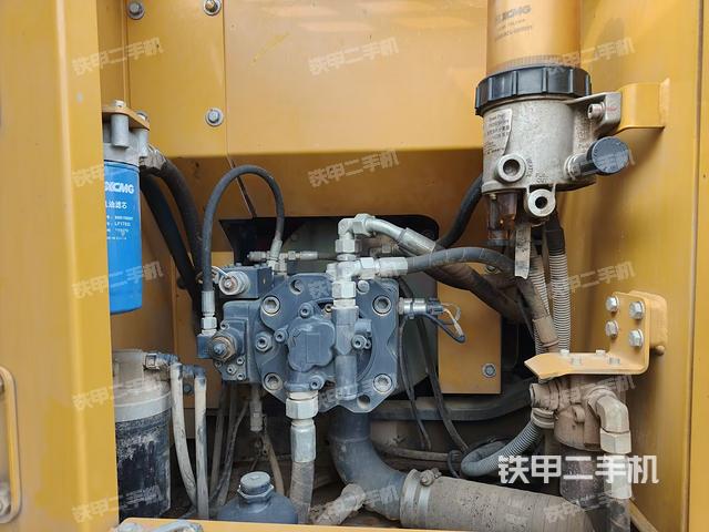 液压泵舱室正面整体（整机外观）