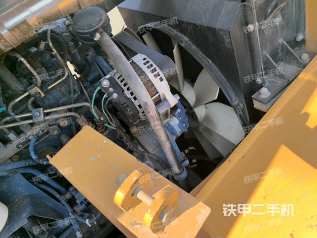 分動(dòng)箱或變速箱（壓路機(jī)發(fā)動(dòng)機(jī)艙）