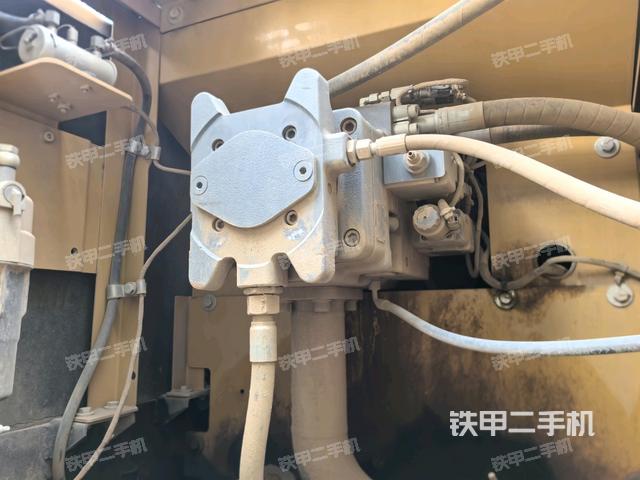 液压泵舱室正面整体（整机外观）