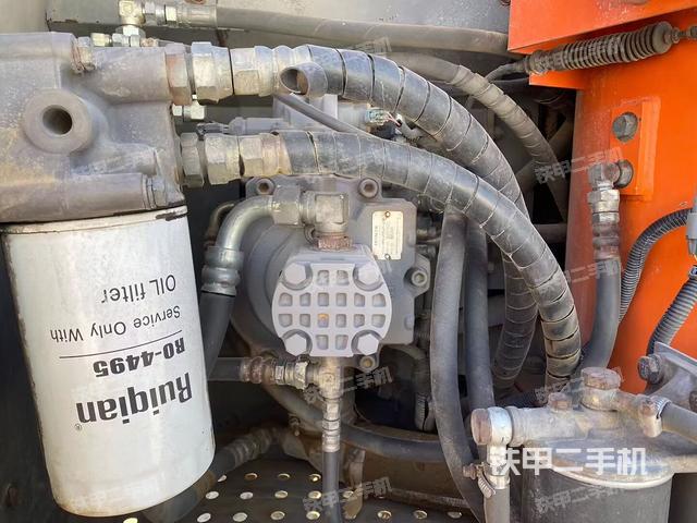 液壓泵艙室正面整體（整機外觀）