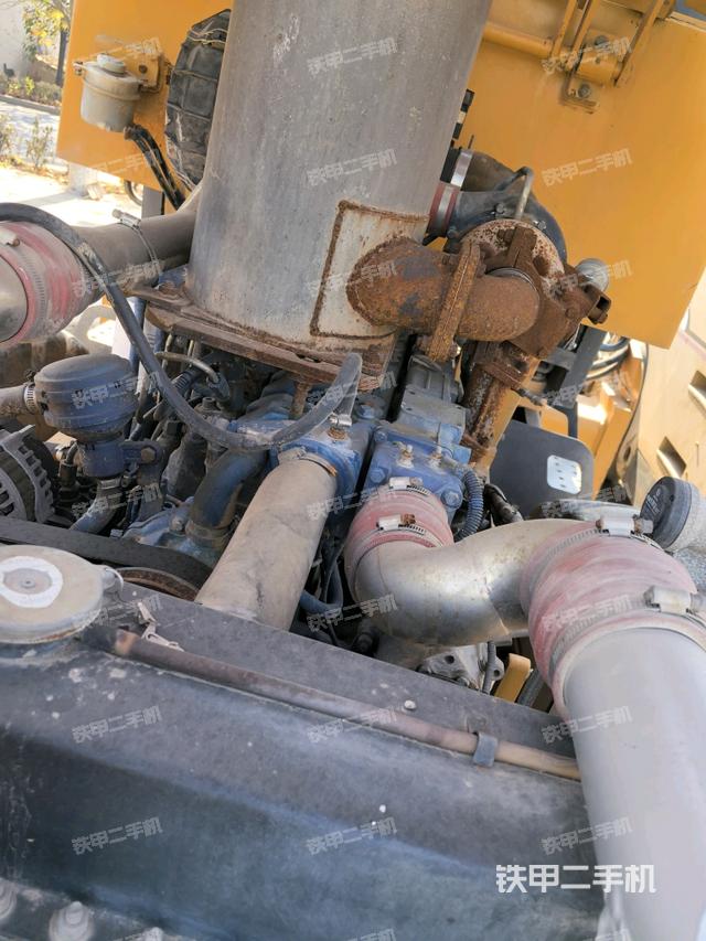 發(fā)動(dòng)機(jī)右側(cè)全景（壓路機(jī)發(fā)動(dòng)機(jī)艙）