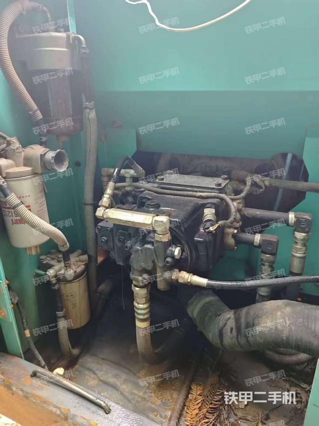 液压泵舱室正面整体（整机外观）