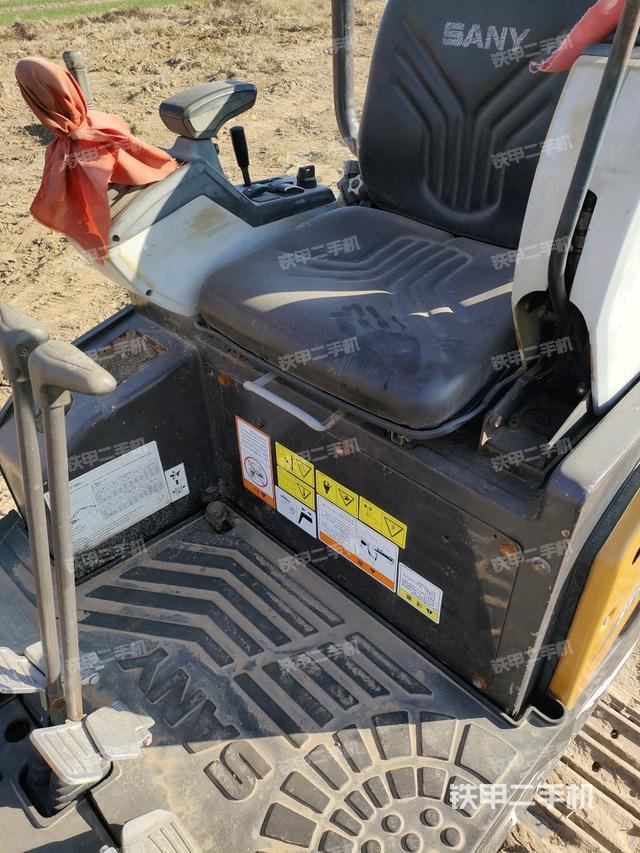 駕駛室頂部（整機外觀）