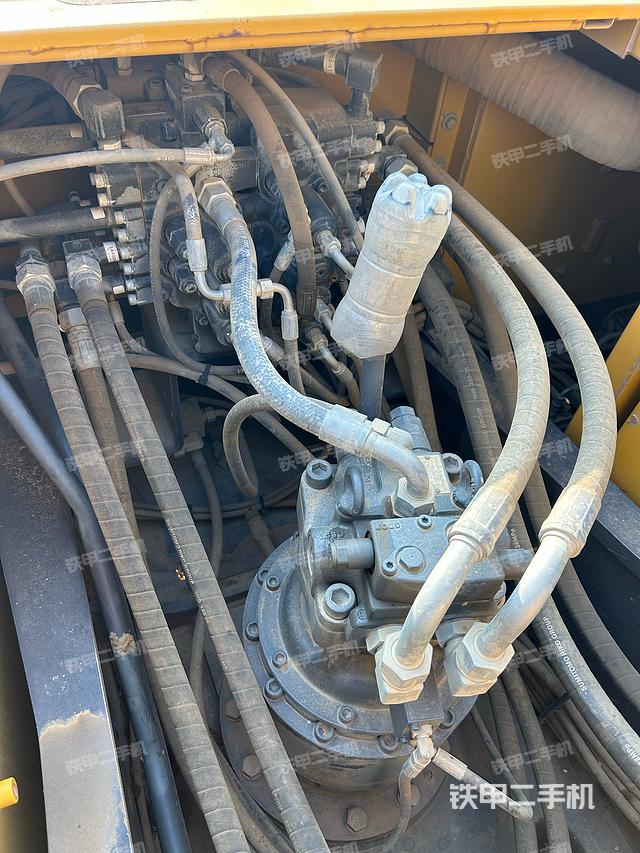 回转马达和主控阀（整机外观）