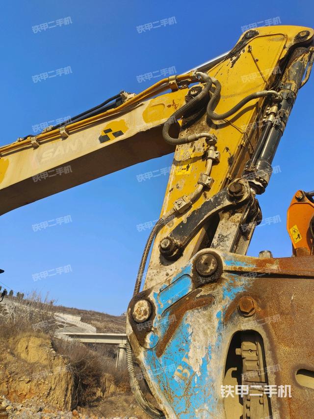 大臂油缸整体 竖拍（工作和回转装置）