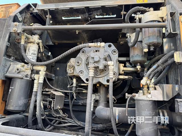 液压泵舱室正面整体（整机外观）