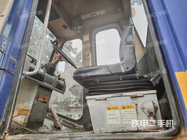 駕駛室操作臺(tái)（設(shè)備外觀及核心部件）