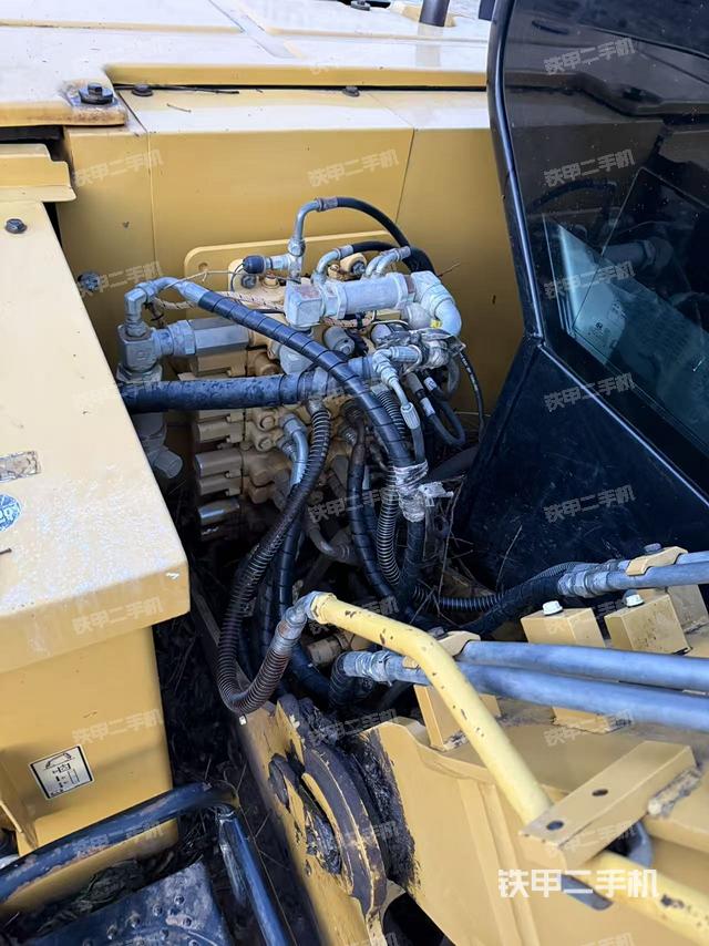 回轉(zhuǎn)馬達(dá)和主控閥（整機(jī)外觀）