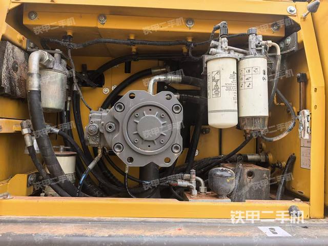 液压泵舱室正面整体（整机外观）