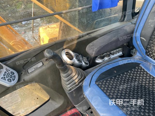 座椅右侧控制台/钥匙门/油门/含右手柄（驾驶室部分）