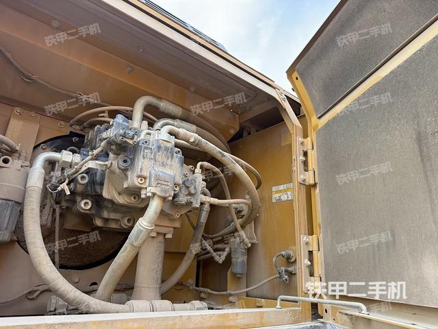 液压泵舱室正面整体（整机外观）