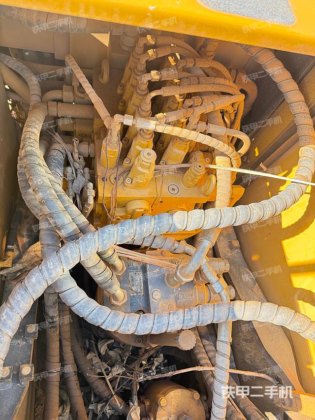 回轉馬達和主控閥（整機外觀）