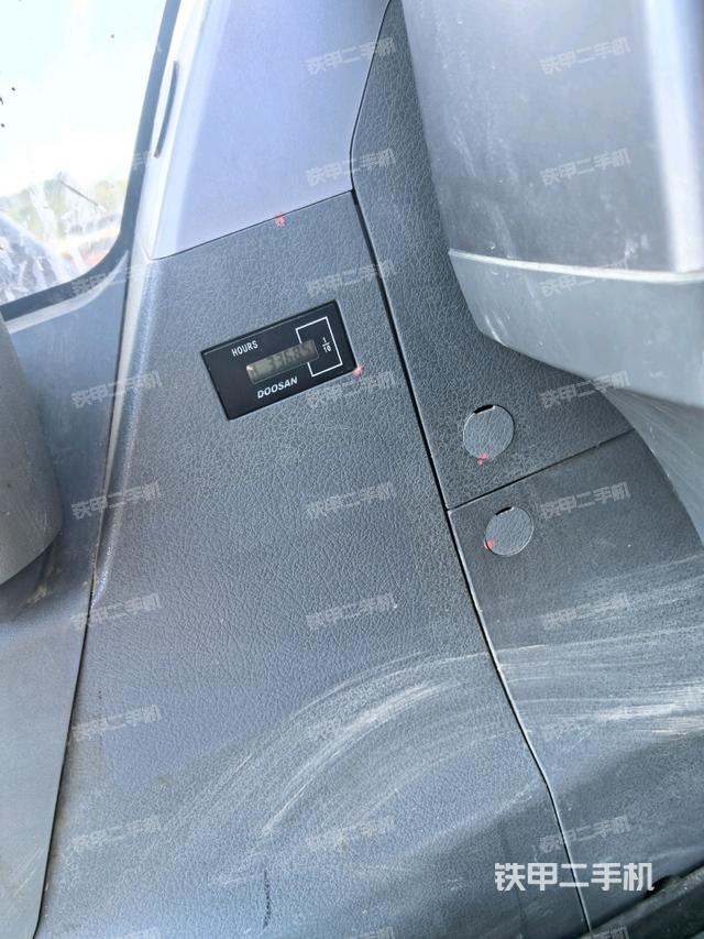 行走控制手柄和踏板 俯拍（驾驶室部分）