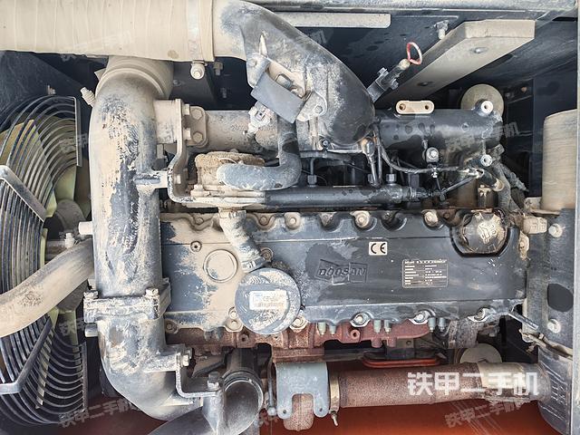 液压泵舱室正面整体（整机外观）