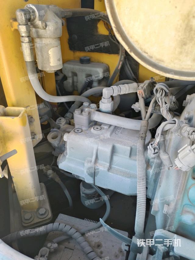 液压泵舱室正面整体（整机外观）