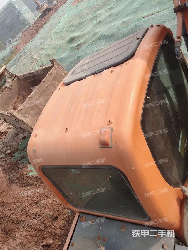 驾驶室顶部（整机外观）