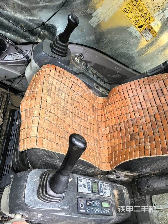 座椅右側(cè)控制臺(tái)/鑰匙門/油門/含右手柄（駕駛室部分）