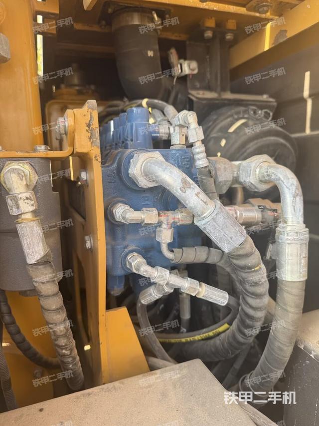 回轉(zhuǎn)馬達(dá)和主控閥（整機(jī)外觀）