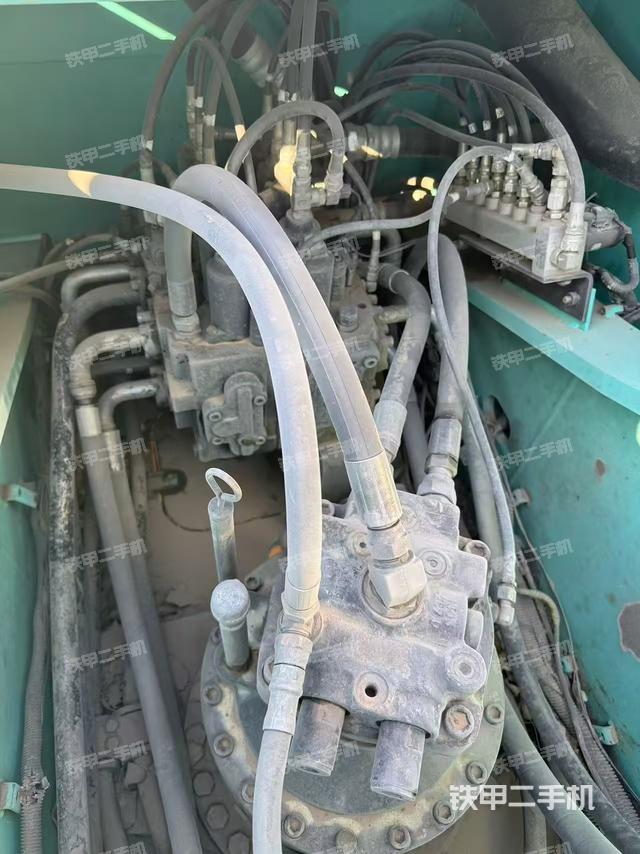 回转马达和主控阀（整机外观）