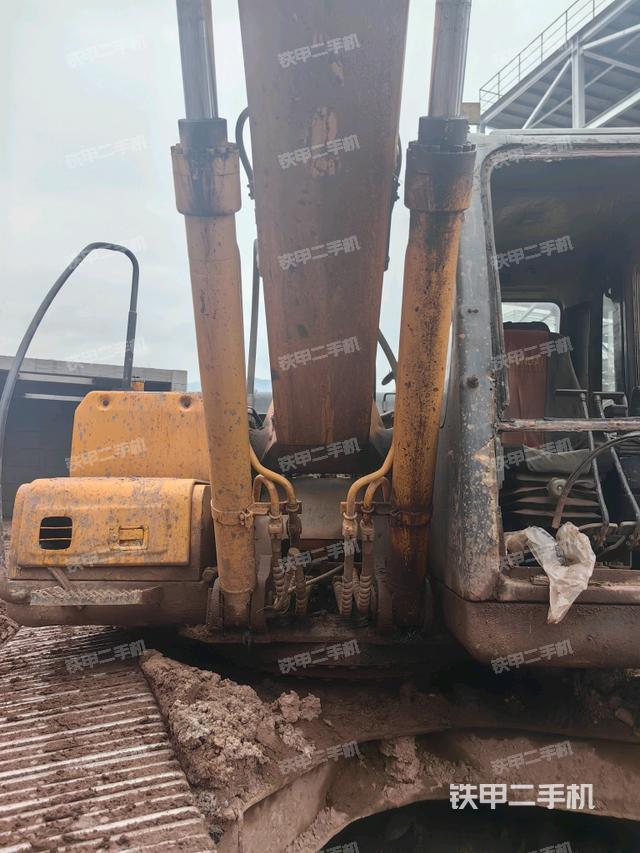 大臂油缸整体 竖拍（工作和回转装置）