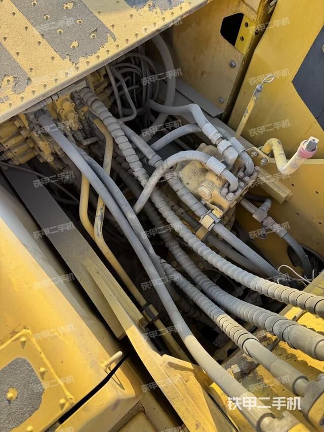 回转马达和主控阀（整机外观）