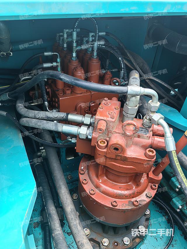 回转马达和主控阀（整机外观）