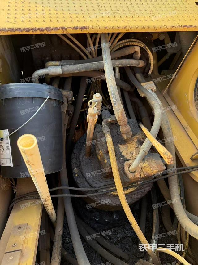 回转马达和主控阀（整机外观）