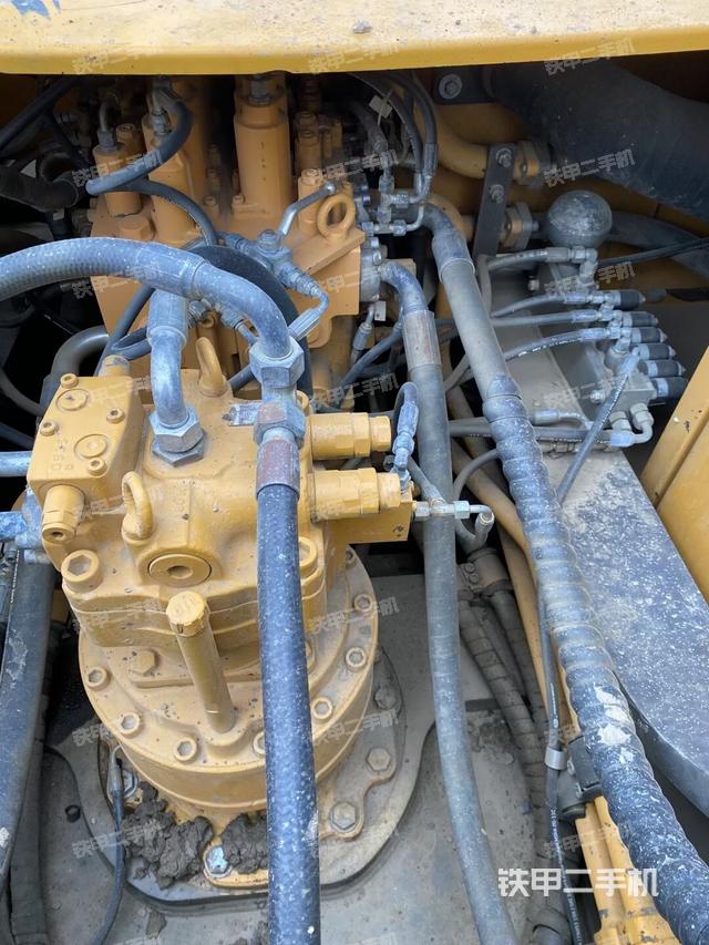 回轉(zhuǎn)馬達(dá)和主控閥（整機(jī)外觀）