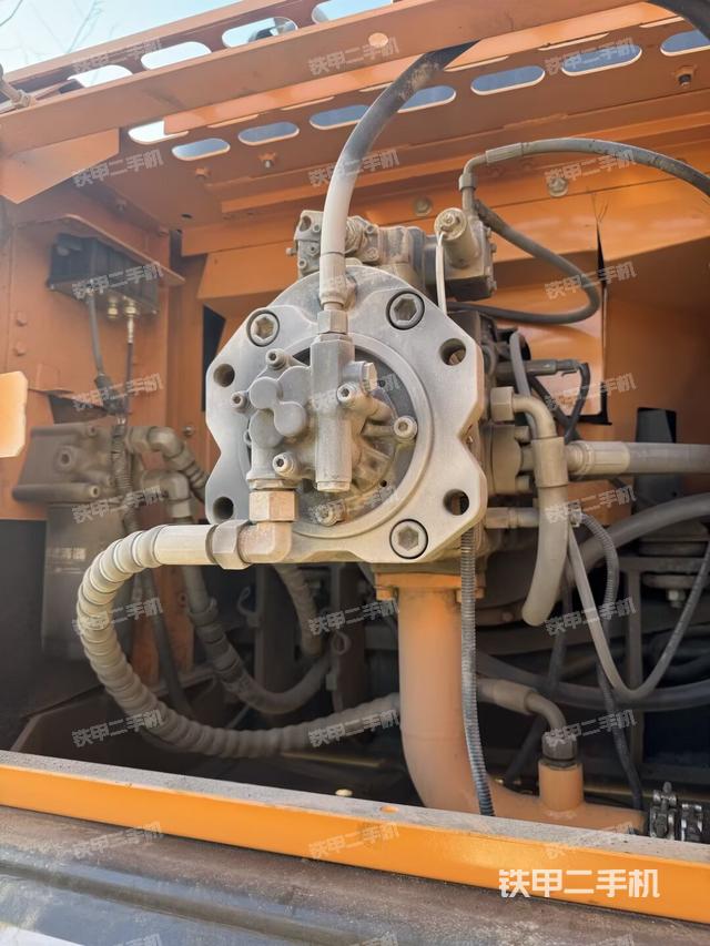 液压泵舱室正面整体（整机外观）