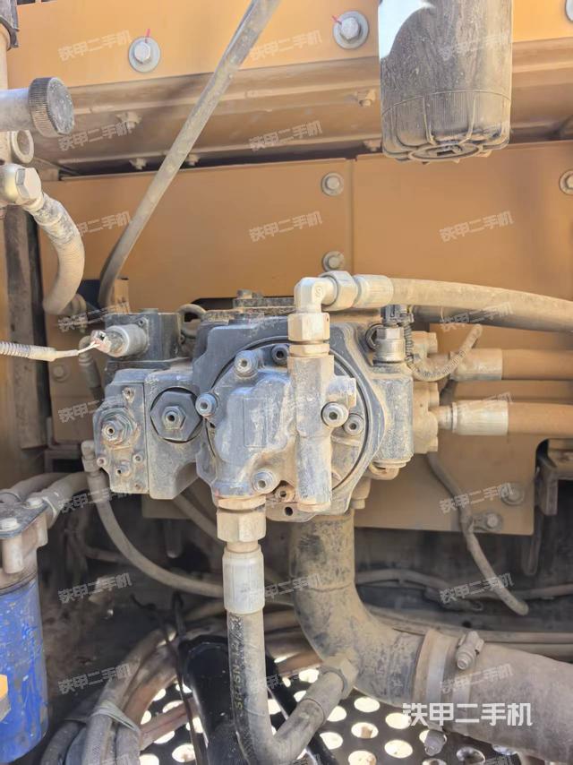 液压泵舱室正面整体（整机外观）