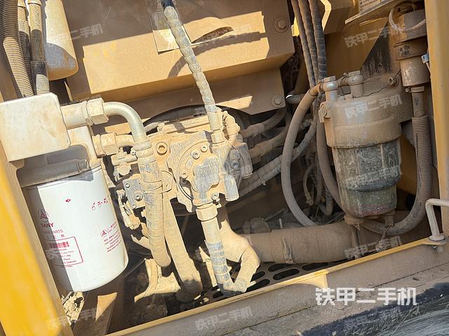 液壓泵艙室正面整體（整機外觀）