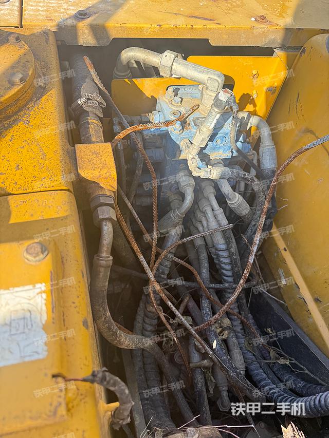 回轉(zhuǎn)馬達(dá)和主控閥（整機(jī)外觀）