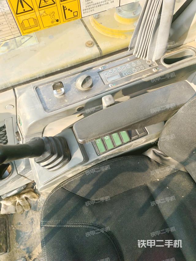 座椅右侧控制台/钥匙门/油门/含右手柄（驾驶室部分）