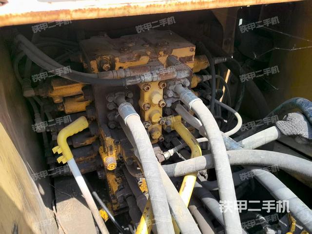 回轉(zhuǎn)馬達(dá)和主控閥（整機(jī)外觀）