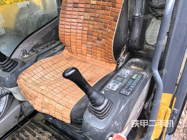 座椅左側(cè)控制臺(tái)/音響/含左手柄（駕駛室部分）