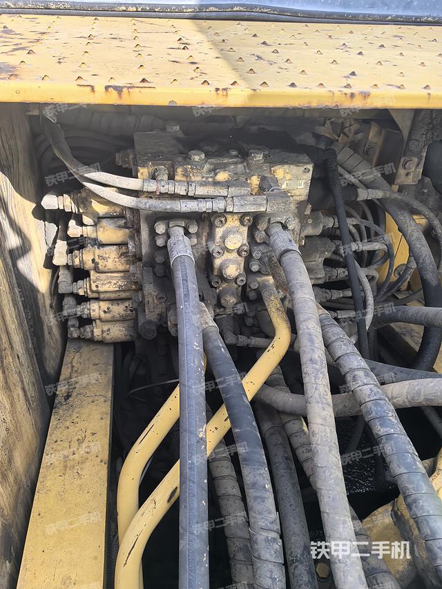 回轉(zhuǎn)馬達(dá)和主控閥（整機(jī)外觀）