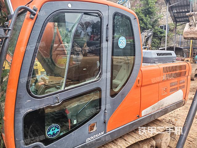 驾驶室顶部（整机外观）