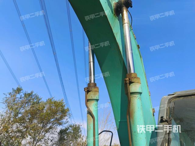 大臂油缸整体 竖拍（工作和回转装置）