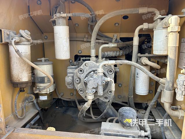 液压泵舱室正面整体（整机外观）