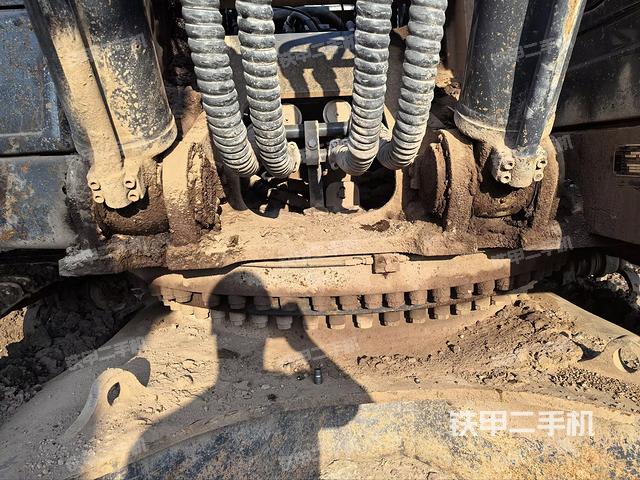 大臂油缸整体 竖拍（工作和回转装置）