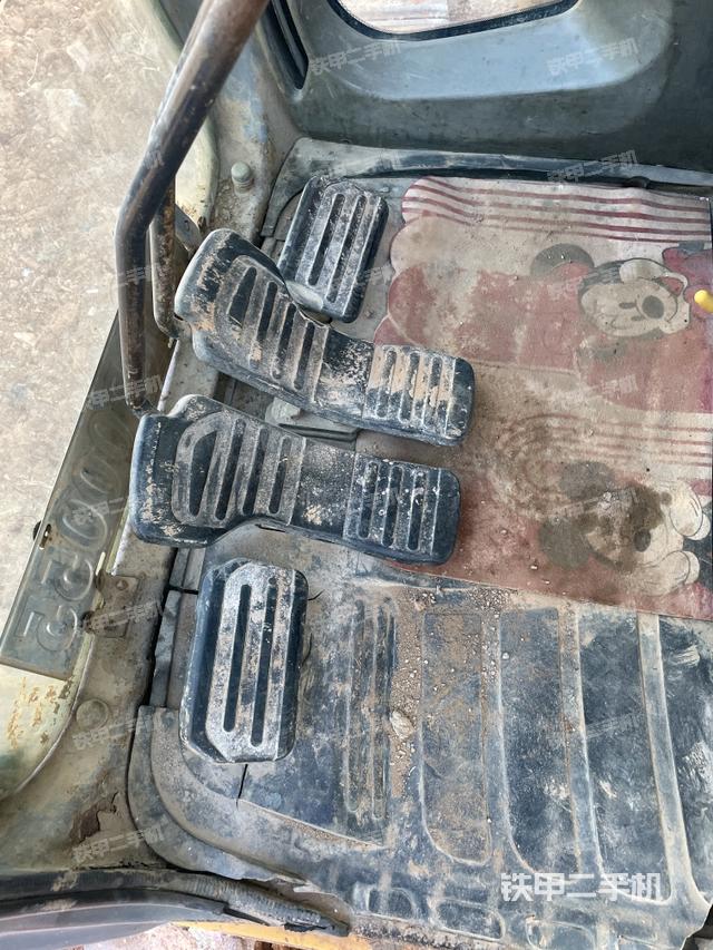 行走控制手柄和踏板 俯拍（驾驶室部分）