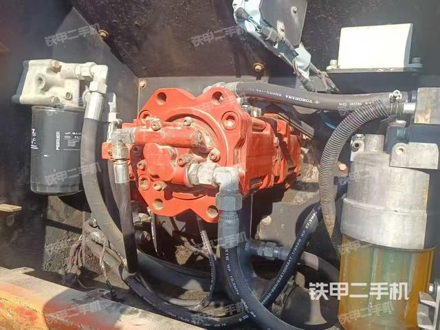 液壓泵艙室正面整體（整機外觀）